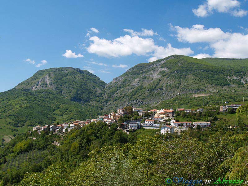 02-P5167575+.jpg - 02-P5167575+.jpg - Panorama del borgo montano.